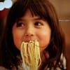 niña comiendo