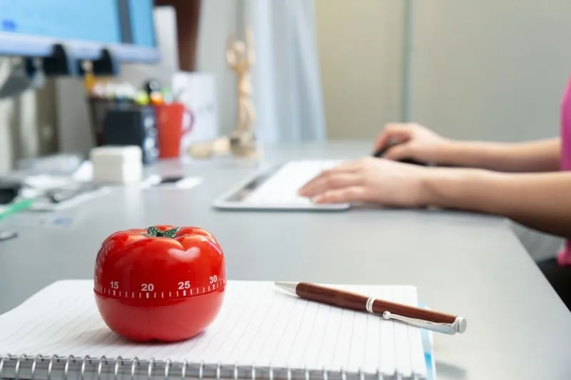 Persona aplicando la técnica Pomodoro.
